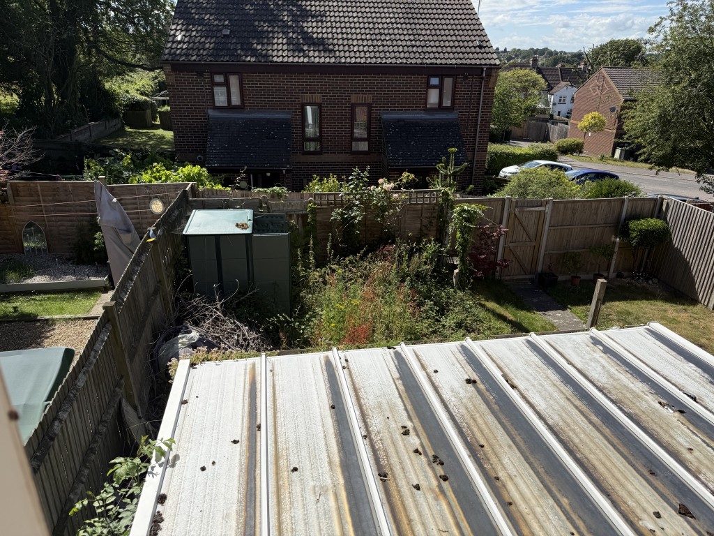 Lot: 25 - TERRACE HOUSE FOR REPAIR AND REFURBISHMENT WITH GARAGE - View from upstairs window of rear garden